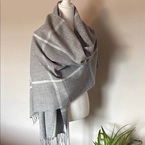 J. Crew NWOT Gray and White Plaid Blanket Wrap Classic Winter neutral fringe - Picture 1 of 3